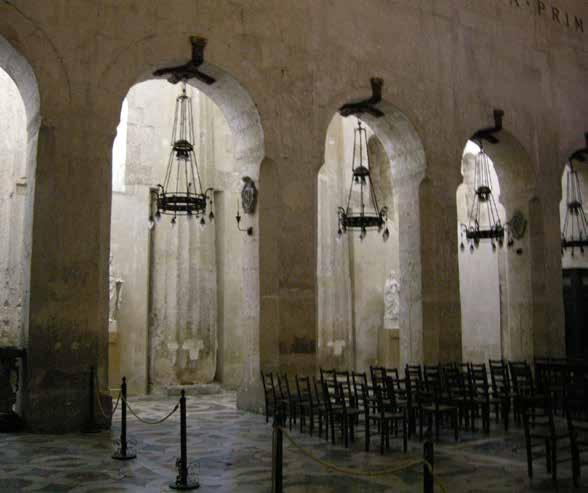 Mezquita di Cordoba in Cattedrale cristiana, operarono all interno di un edificio già più volte rimaneggiato.