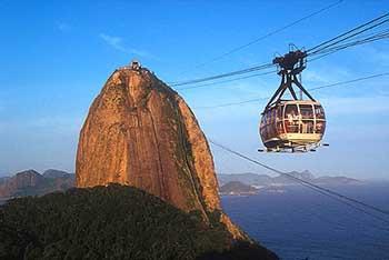 Prima colazione in hotel. Incontro con la guida e partenza per la visita di due punti fra i più famosi della città, dai quali è possibile vedere le bellezze naturali di Rio de Janeiro.