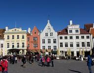 Intera giornata dedicata alla visita della città: si parte dalla città vecchia, Toompea, la parte alta della città, con il Castello famoso per il suo giardino e i suoi torrioni, il Duomo dedicato a