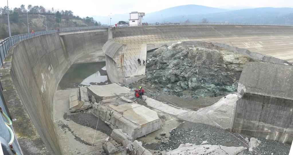 il crollo è inizialmente avvenuto per ribaltamento del concio 9 rispetto alla platea di base, con un cinematismo di tipo rigido. In sequenza è avvenuto il crollo degli altri due conci (7 e 8).