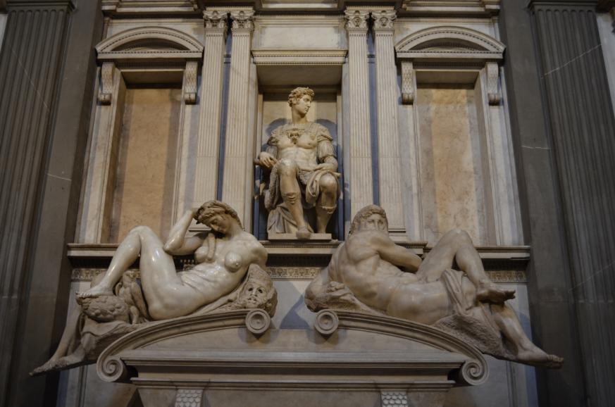 All interno la stupenda Sagrestia vecchia da confrontare con la Sagrestia nuova di Michelangelo dove sono sepolti i rampolli di casa Medici.