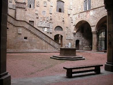 Visita alla Biblioteca Mediceo Laurenziana, prima biblioteca pubblica, nata con specifiche funzionalità di studio, su progetto di Michelangelo.