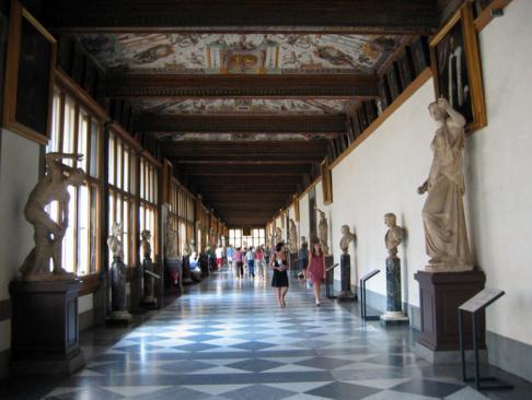 L'edificio, un tempo sede degli uffici del governo fiorentino, adesso ospita una grandiosa raccolta di opere d'arte inestimabili, derivanti, principalmente dalle collezioni dei