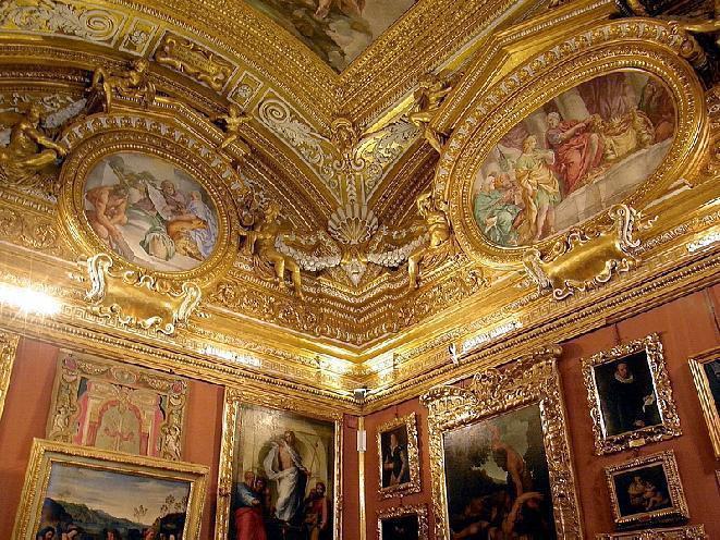 All interno del palazzo, nella Galleria Palatina, è ospitata una ricchissima collezione di opere d arte, con capolavori di Raffaello, Andrea del Sarto,Tiziano, Caravaggio, Rubens, solo per citare