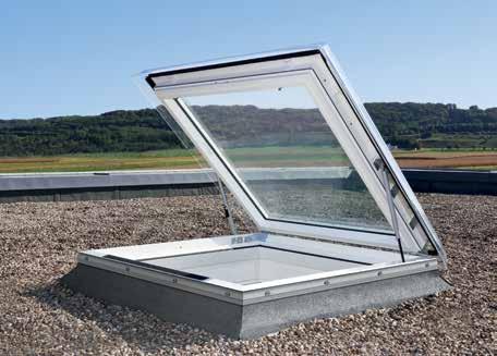 152 153 CXP - Finestra piana per l accesso al tetto Manuale Solare Elettrica Caratteristiche del Apertura a vasistas fino a 60 aiutata dai due pistoni laterali.
