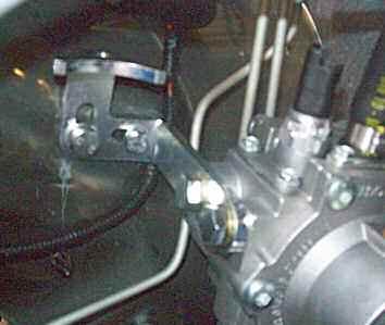 Chiudere i bulloni di fissaggio [FS] della staffa elettrovalvola/riduttore, posizionati nei pressi della ruota anteriore destra [RAD] (fig. 2). Circuito Acqua Genius MB TF RC TD GNZ Fig. 3 Fig.