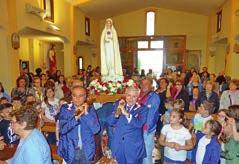 processione per le vie della città, guidati dal parroco, Don Marco Simone,