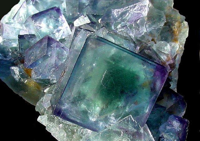 Un minerale è un composto chimico che si trova in natura, come costituente della litosfera, che ha una