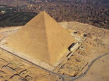 La Grande Piramide di Cheope La metà del lato di base b/2 è la sezione aurea dell