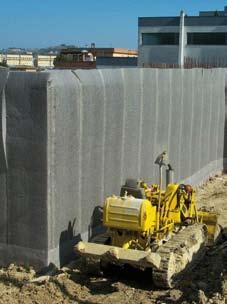Enkadrain : applicazioni in edilizia Drenaggio verticale I muri di fondazione manifestano molto spesso dei problemi dovuti al ristagno di acqua a contatto con la struttura, che non vengono risolti