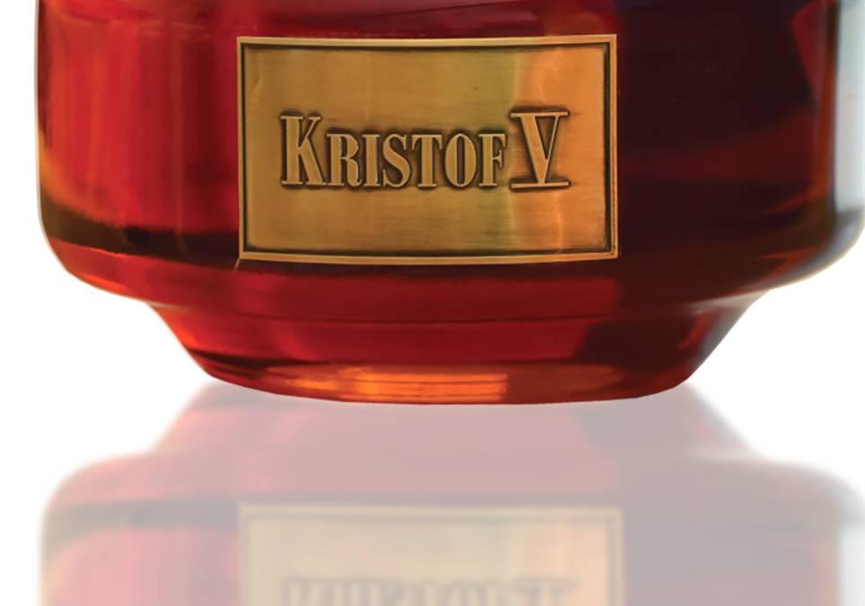 COGNAC KRISTOF V 100% Grande Champagne a raggiungere i 70,5. Dopodiché l'acquavite viene botti di quercia francese, per il 90% provenienti da Ambra Ricco, rotondo, caldo, cremoso.