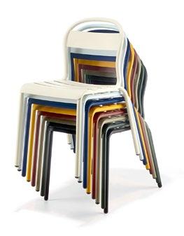STECCA non è semplicemente una sedia, ma un programma allargato di una famiglia di sedute ispirate al fluido disegno dei progetti classici in legno curvato, tradotto qui con un nuovo materiale.