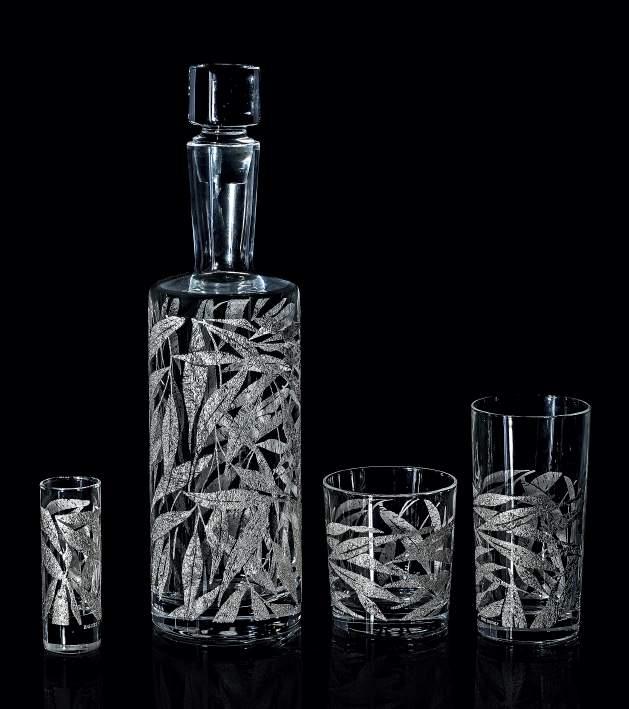 BOTTIGLIA e BICCHIERI / BOTTLE and GLASSES Bottiglia con tappo in vetro trasparente doppio spessore soffiato a bocca. Bicchieri da Whisky, bibita e liquore in vetro trasparente.