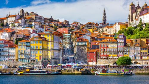 colori come nel quartiere di Ribeira, dichiarato Patrimonio dell'umanità, con le case dalle facciate colorate, il labirinto dei suoi vicoli e il bel tratto sul lungofiume.