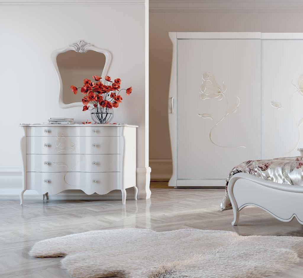 la nouvelle vie Composizione 25 278 letto corinne con pediera patinato a mano laccato bianco opaco - tessuto raso bianco - bottone swarovski cod. 1071 h - con fregio cod. 0004 286 comodini alain vers.