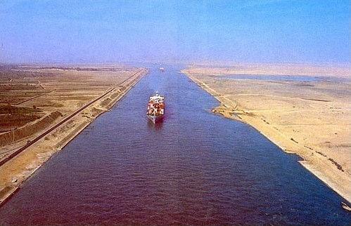 Il canale consiste di due tratte, a nord e a sud del Grande Lago Amaro.