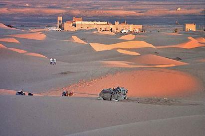 Arriviamo quindi a Zagora, ultimo centro abitato prima del deserto. Zagora da qui 52 giorni a Timbuktu a piedi o in cammello!