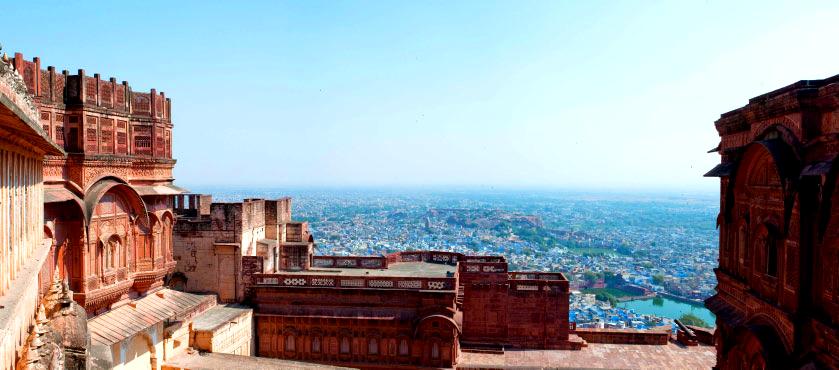 Rajasthan Viaggio tra le testimonianze storico-artistiche e culturali degli antichi regni Rajput e Moghul Buona parte del Grande Deserto Indiano (il Thar) è compreso tra i suoi confini, ma la
