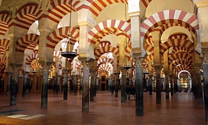 L Alhambra, Composta da vari palazzi di diverse epoche, si presenta come un labirinto di saloni con pareti decorate a rilievi arabeschi, splendidi giardini e patios con piccole fontane. Pranzo libero.