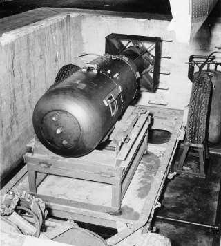 Bomba Atomica Per tale motivo l energia nucleare è stata ed è tuttora utilizzata per la realizzazione di ordigni nucleari Durante una