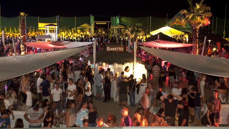 ciclismo, premiazioni e fuochi d artificio in riva al mare