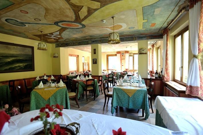 RISTORANTE La cucina tipica, nazionale ed internazionale, è particolarmente curata, prima colazione, pranzo e cena con servizio a buffet.