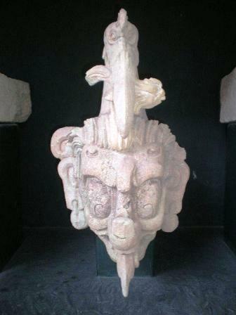 considerato uno dei più grandiosi siti di tutta la cultura Maya, sviluppatosi nel periodo classico, con steli ed altari cerimoniali magnifi camente conservati.
