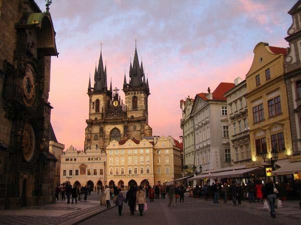 Per riflettere Praga, agosto 2002 La città è colpita da una disastrosa esondazione del fiume Moldava (probabilità stimata 1 ogni 500 anni) Il