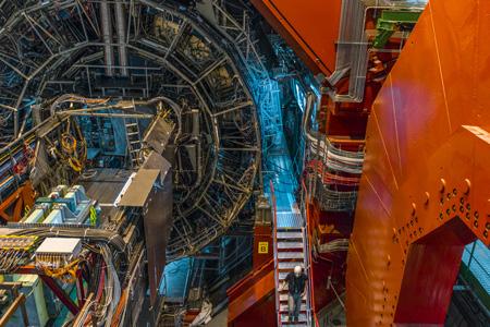 RICERCA LHC: ALICE OSSERVA NUOVI FENOMENI NELLE COLLISIONI TRA PROTONI L esperimento ALICE al Large Hadron Collider (LHC) del CERN ha osservato per la prima volta nelle collisioni tra protoni un