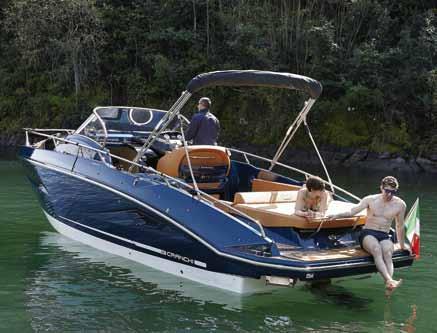 Endurance 30 blu Murano is the new boat for 2018, exclusively made for Comolakeboats by the Cranchi boatyard.