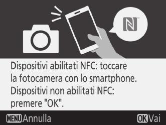 Per connettere utilizzando NFC, mettere a contatto l antenna NFC sullo smart device con il logo (N-Mark) della fotocamera, quindi attendere che l app SnapBridge si avvii e procedere allo step 7.