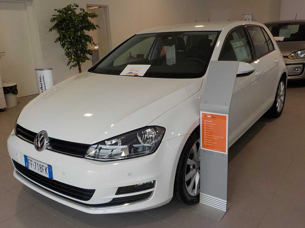 Volkswagen Golf VII 1.6 TDI 110 CV 5p. Highline BlueMotion Technology Golf 7ª serie Immatricolazione: 9/ 2016 KM: 33940 Colore: BIANCO pastello Prezzo: 17.