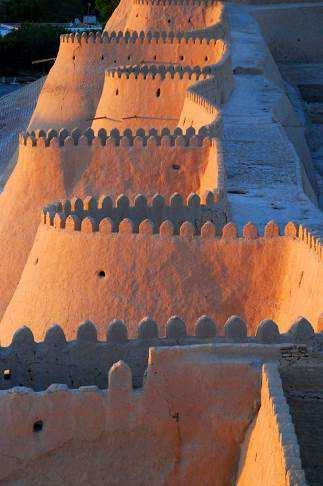 La città, vitale e suggestiva, conserva edifici monumentali bellissimi: moschee, minareti, madrase, palazzi e mercati.