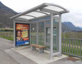 Pensiline Bus shelters Mercury Bus Pensilina composta da quattro colonne posteriori più due anteriori in tubo rettangolare, collegate tra loro da traversi in tubo, su cui si poggia la copertura in