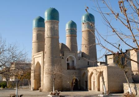 sorgente fatta scaturire da Giobbe; il massiccio Mausoleo di Ismail Samani, considerato una delle meraviglie di tutti i tempi e caratterizzato da una elaborata muratura in mattoni di terracotta.