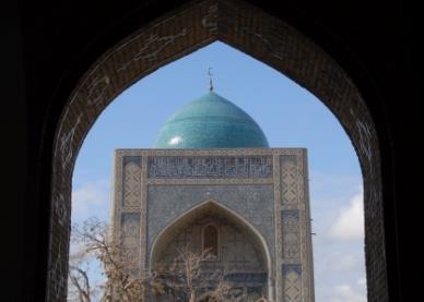 Nel pomeriggio visita al complesso di Kalon con l alto minareto del XII secolo, un tempo punto di riferimento per le carovane che arrivavano dal deserto circostante, la Moschea di Kalon e la Madrasa