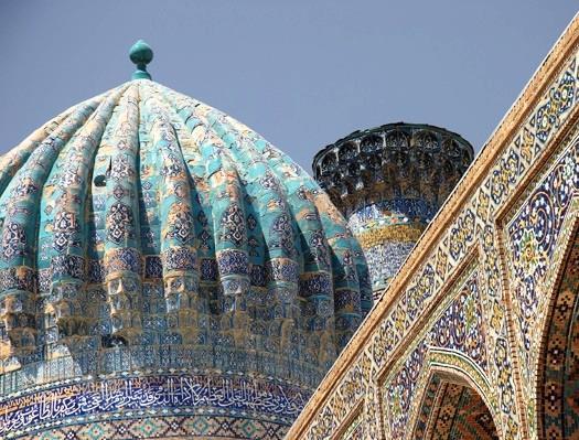 abbia portato l Islam in questa regione nel VII secolo; la Moschea Hazrat-Hizr, incendiata e rasa al suolo da Gengis Khan nel XIII secolo, ricostruita nel 1854 e magnificamente restaurata negli