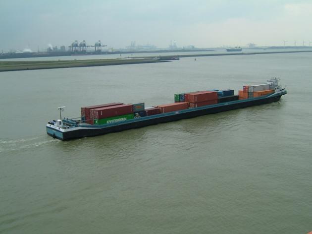 trasbordate dalle grandi navi portacontainer oceaniche (liner) a navi