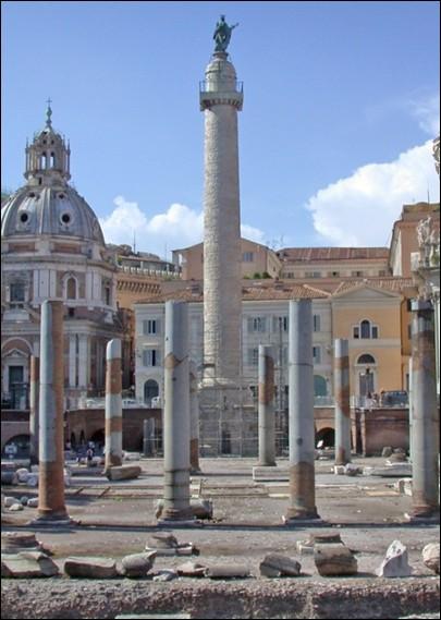 EDIFICI CELEBRATIVI COLONNE ONORARIE Sono colonne con bassorilievi che raccontano avvenimenti e celebrano le imprese militari. COLONNA TRAIANA (113 a.c,.