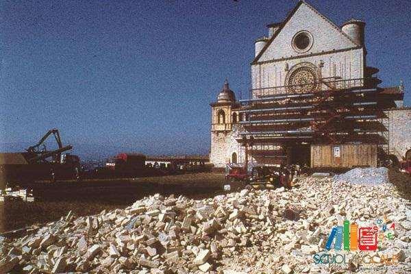 Divenne celebre la ricostruzione-lampo della Basilica, avvenuta in meno di