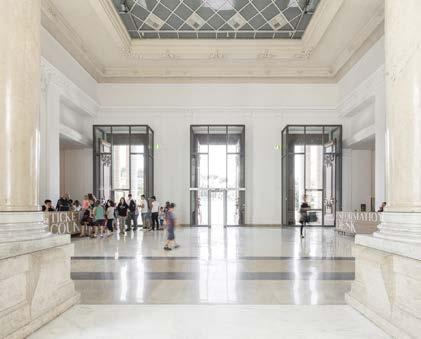 Nel museo cammina piano. Parla con un tono di voce basso. Se hai bisogno d aiuto chiedi alle persone con il cartellino. Se vuoi mangiare e bere ci sono degli spazi dove puoi farlo.