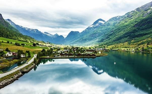 Da Geiranger prenderemo il traghetto per Hellesylt e attraverseremo la parte più bella dell omonimo fiordo, abbellito dalle numerose cascate che gettano le loro acque direttamente dalla montagna al