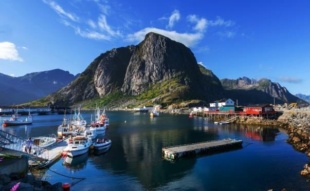 Partenza per Tromso Si percorre la bellissima strada costiera entrando poi nel cuore del Finnmark. Sarà molto probabile incontrare mandrie di renne al pascolo.