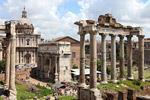 Passeggiando per le strade in cui camminava Giulio Cesare è un lusso alla portata di qualsiasi viaggiatore. A piedi possiamo vedere la famosa Fontana di Trevi, il Colosseo.