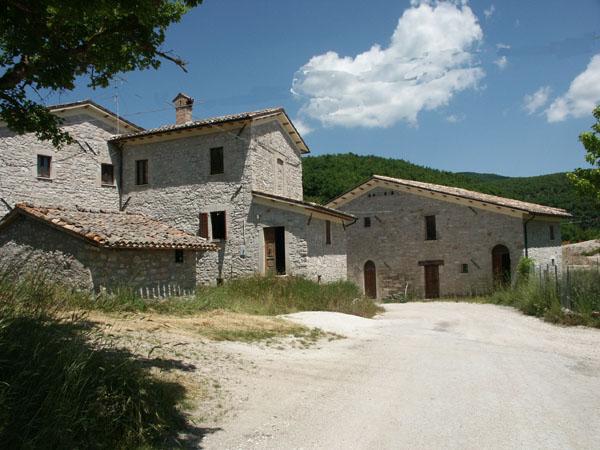 This property of 630m² in an ancient parish in the mountains of the Sibillini National Park, consists of two houses, a private chapel, outbuildings and land of 10 hectares.