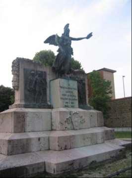 Sul muro della chiesa si trova una lapide rettangolare in marmo bianco con incisi i nomi dei soldati caduti nella Grande Guerra. 279.