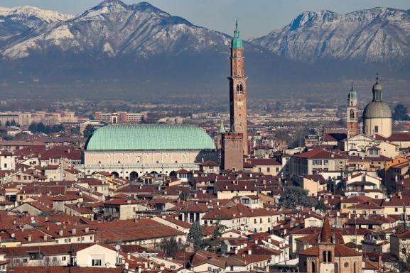 A poca distanza dal centro, sul colle che domina la città, si erige la Basilica di Monte Berico, che accoglie al suo interno preziose opere tra cui la tela con