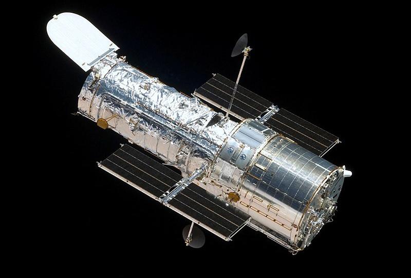Hubble Lanciato nel 1990 dopo diversi anni di ritardo causati soprattutto dalla tragedia del Challenger, ha uno specchio di 2,4 metri. Opera nella banda del visibile e del vicino ultravioletto.