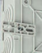 facilitata dalle apposite guide Staffa di fissaggio a parete per mantenere il doppio isolamento e il grado di protezione IP Viti in acciaio inox resistenti alla corrosione, oppure in plastica a passo