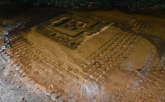 In una sezione del letto del torrente Stung, lunga circa 150 metri, furono scolpiti, appena sotto il livello dell acqua, una serie di lingam, simbolo del dio Shiva.